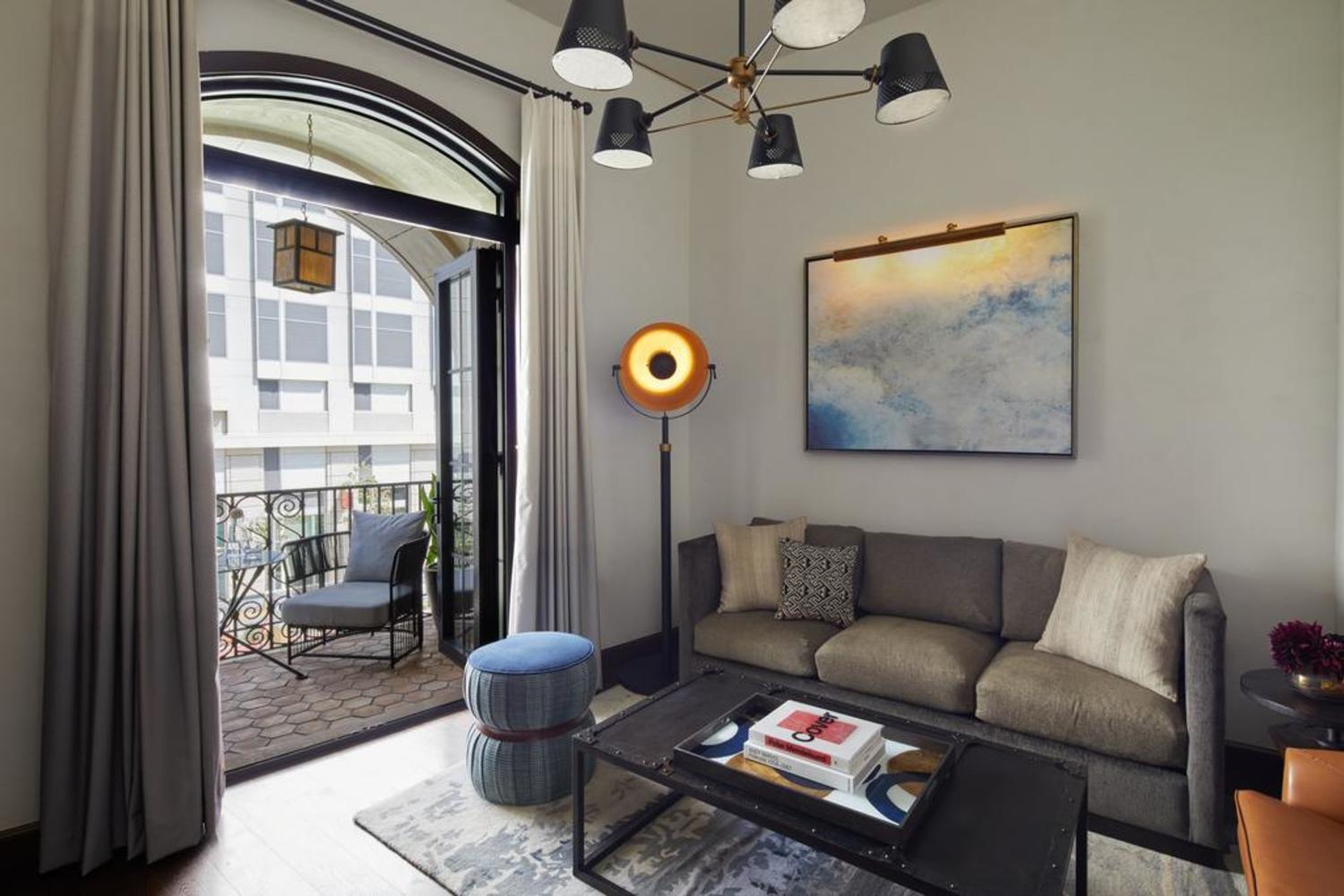โรงแรมฟิเกรัว ลอสแอนเจลิส ภายนอก รูปภาพ A living room in a typical apartment at The Standard East Village