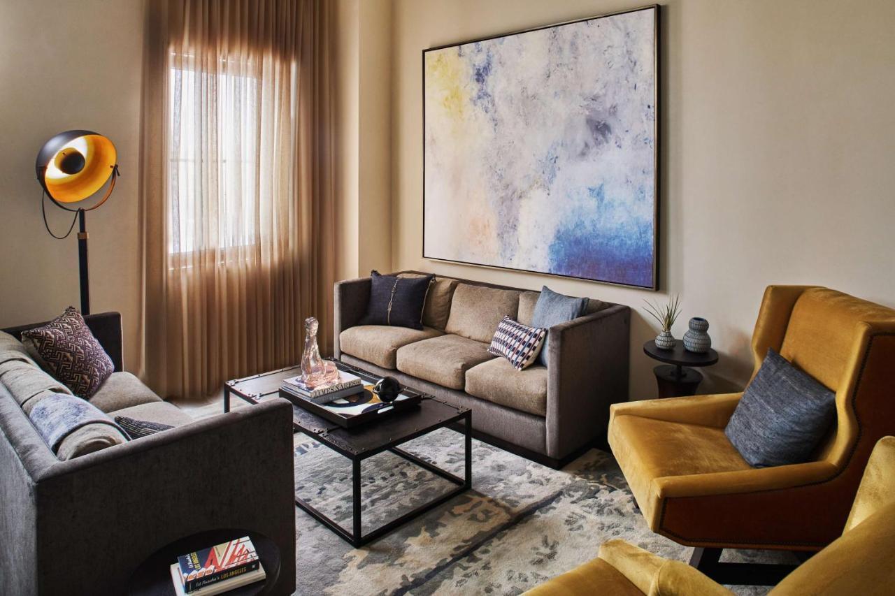 โรงแรมฟิเกรัว ลอสแอนเจลิส ภายนอก รูปภาพ A living room with a large painting