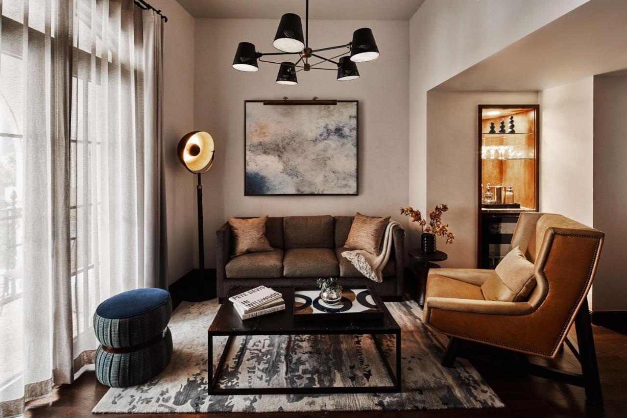 โรงแรมฟิเกรัว ลอสแอนเจลิส ภายนอก รูปภาพ A living room with a coffee table
